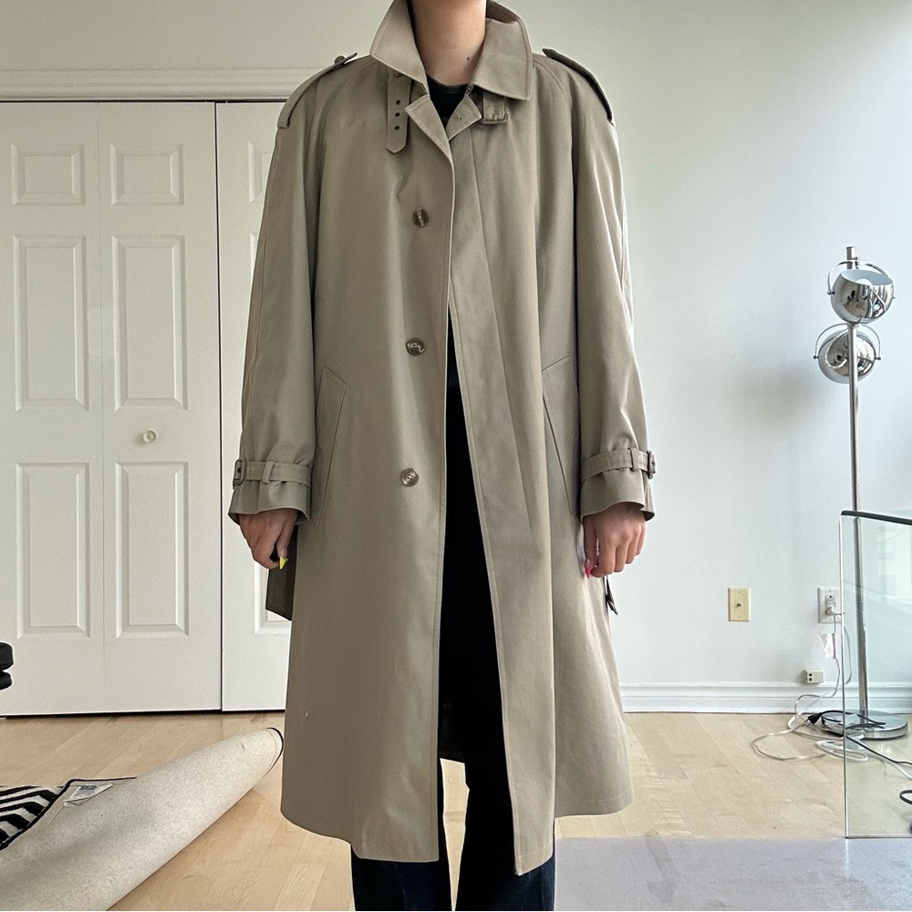 BEIGE TRENCH COAT
